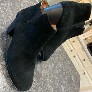 ❤️Gentle Souls black suede booties❤️
